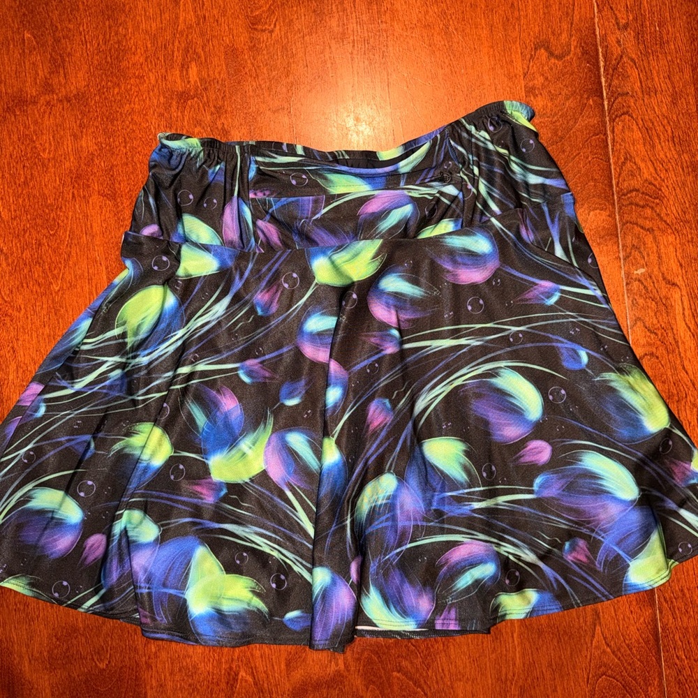 Sparkle Skirt Hiker Size L Purple/Green Tulips. Running shorts with pockets